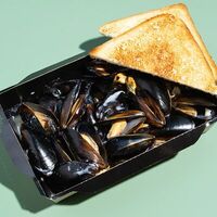 Мидии в блю чиз соусе в Delicates Club