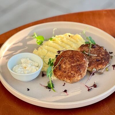 Куриные котлетки с картофельным пюре в Брускетта по цене 595 ₽