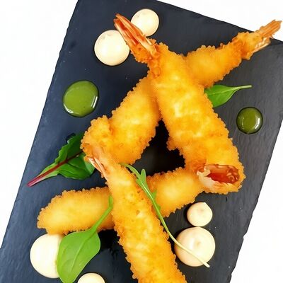 Тигровые креветки в кляре с кунжутно-ореховым соусом в PlutuS Resto Club по цене 590 ₽