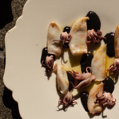 Кальмары мини с соусом из чернил каракатицы, чесночное масло в Padron по цене 1190 ₽