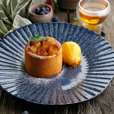 Теплый яблочный пирог с сорбетом в Баклажан в ТЦ 