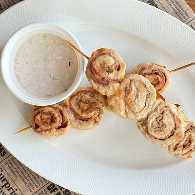 Куриный рулет с беконом и сливочно-луковым соусомв Гастро-бар Горизонт по цене 470 ₽