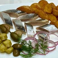 Сельдь домашнего посола с картофельными дольками в Les