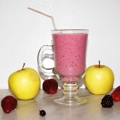 Коктейль из молока с яблоками и ягодами в Халяль по цене 320 ₽