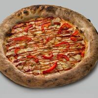 Пицца Чикен барбекю в La Pizza Bomba на дровах