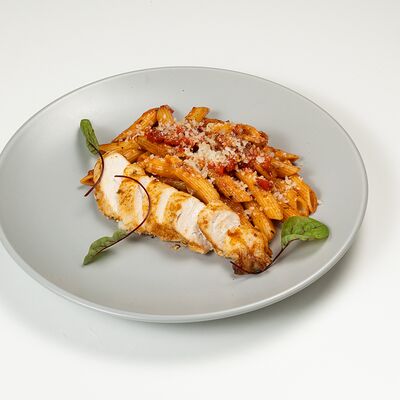 Пенне арабьята с куриной грудкой гриль в Золотой причал по цене 460 ₽