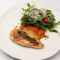 Филе цыпленка с соусом ромеско и итальянским салатом в Ресторан More
