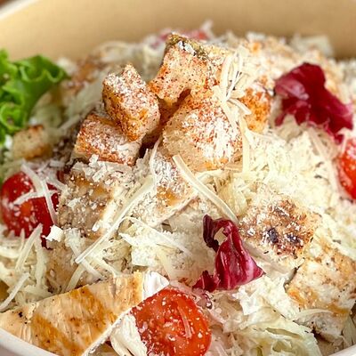 Салат Цезарь с курицейв Брускетта по цене 550 ₽