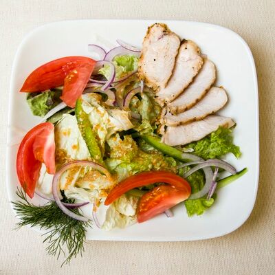Салат с куриной грудкой в Цунами по цене 462 ₽