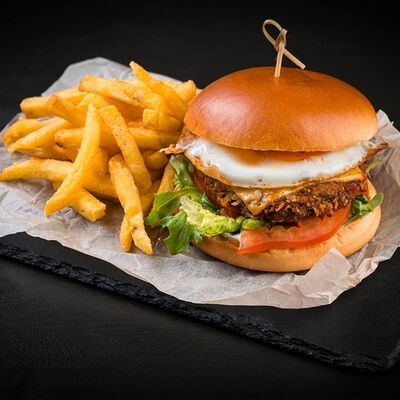 Бургер с говяжьей котлетой и яйцом в Lidbeer Bar Светлы по цене 30 р.