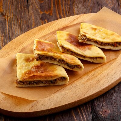 Кубдари с мясом из дрожжевого теста в У Ханумы по цене 530 ₽