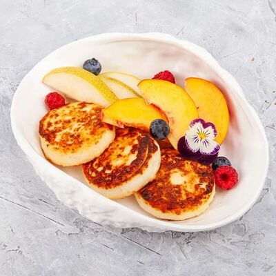 Сырники с ягодами и фруктами в Наше место по цене 390 ₽