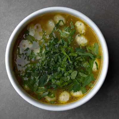 Куриный суп с пастой орзо в 321 Club by Novikov по цене 550