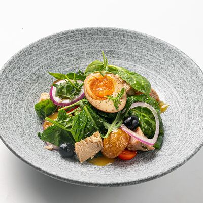 Салат Нисуаз с тунцом конфи в Финнеганс Вейк по цене 790 ₽