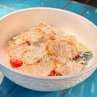 Цезарь с грудкой цыпленка в Bella Strada