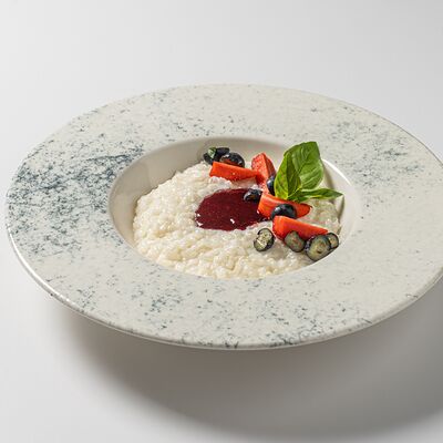 Рисовая каша с ягодами в Миндаль по цене 384 ₽