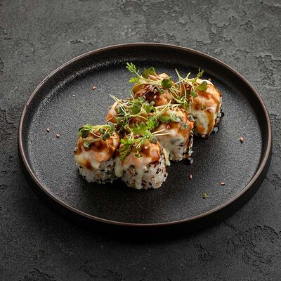 Запечённый ролл с лососем в Вода & Еда по цене 1075 ₽