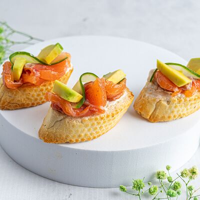 Брускетта с лососем и авокадо в KanapeFest по цене 2990 ₽