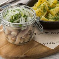 Сельдь с отварным картофелем в Птичка
