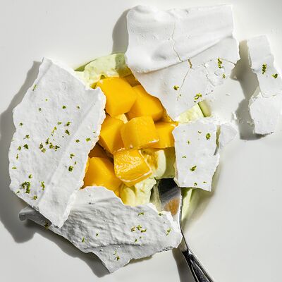 Анна Павлова с кремом из кокоса и базилика в Wine Region по цене 750 ₽