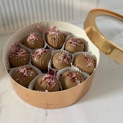 Пирожное картошка в круглой коробочке в Кондитерская Конфетка Питер по цене 1670 ₽