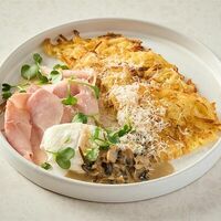 Драник с прошутто котто, яйцом пашот, грибной соус, пармезан в Macadamia кафе