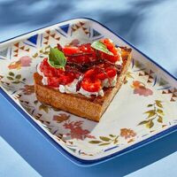 Брускетта с печеным перцем, страчателлой и томатом в Итальянское бистро Figata