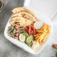 Гирос порция на тарелке из свинины в Dbalava