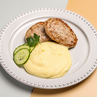 Котлетки из индейки с картофельным пюре в Семейный ресторан Mr Grek по цене 760 ₽