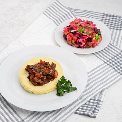 Гуляш из говядины с картофельным пюре и винегретом в Бублик по цене 659 ₽
