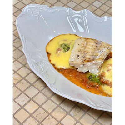 Треска с авокадо, томатами и соусом голландез в Мари по цене 840 ₽