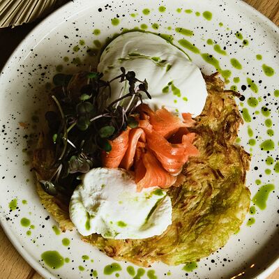 Картофельный драник с форелью и копченой сметанойв En Ferio по цене 800 ₽