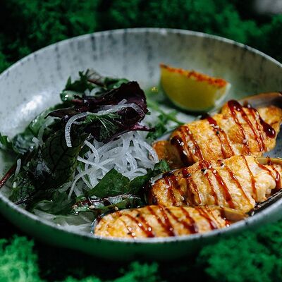 Запеченные мидии под сырным соусом в Эбби Noodles & Sushi Bar по цене 430