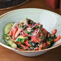 Салат овощной с кахетинским маслом и орехами в Этери