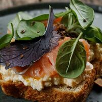 Скрембл на булочке бриошь с лососем в Dada Art Bakery