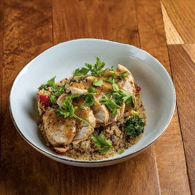 Куриная грудка с овощами и киноа в BUENO cafe по цене 730 ₽