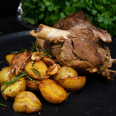 Запеченный ягненок с картофелем бэби в Дом купчихи Морозовой по цене 1880 ₽