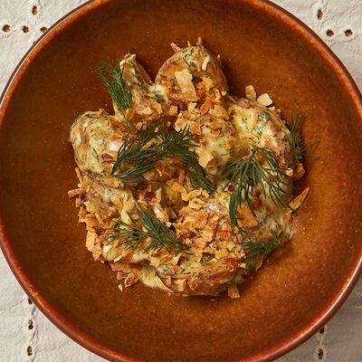 Жаренный картофель в сметанном соусе с зеленью и хрустящими лукомв Банщики по цене 560 ₽