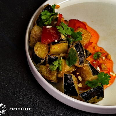 Салат с хрустящими баклажанами в Солнце по цене 540 ₽