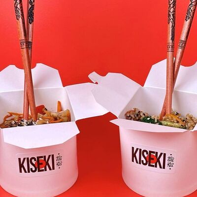 Wok Лапша рисовая с курицей в устричном соусев Kiseki по цене 560 ₽