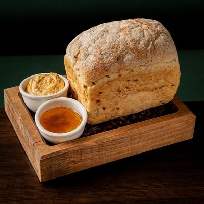 Ремесленный злаковый хлеб с двумя видами масла в Этажи по цене 350 ₽