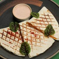 Кесадилья с курицей в Chillis Bar