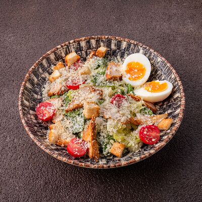 Цезарь с курицей в Cosmo пицца пучча по цене 496 ₽