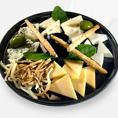 Ассорти из благородных сыров в Caviar по цене 1050 ₽
