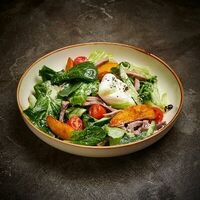 Салат с языком, картофельными дольками и яйцом пашот в Корчма