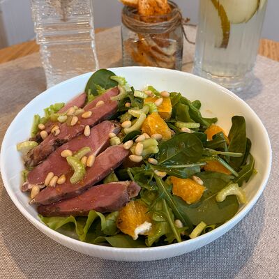 Салат с пастрами из утиной грудки, апельсинами и медово-горчичной заправкой в 11/47 Bakery по цене 715 ₽