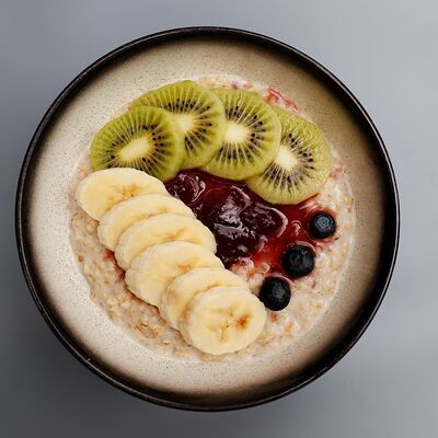 Каша овсяная с фруктами и клубничным вареньем в Bun по цене 360 ₽