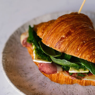 Круассан с уткой, сыром камамбер и яблочным соусом в The Odi по цене 13 р.