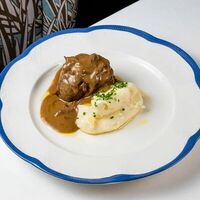Вырезка в соусе перечный фуа-гра с картофельным пюре и луком конфи в il matto