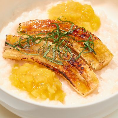 Каша рисовая кокосовом молоке с карамелизированным бананом и манго в One Special по цене 450 ₽